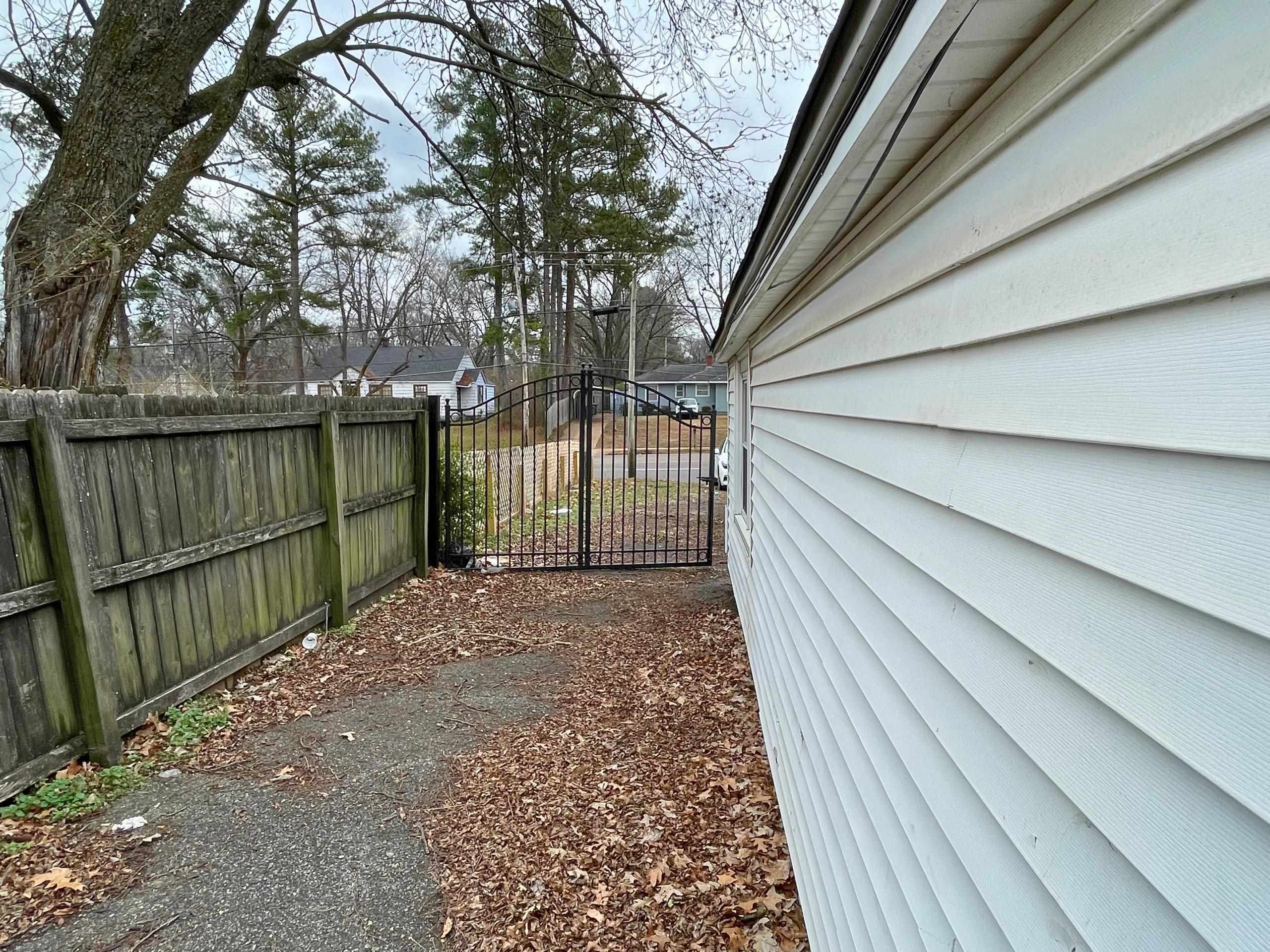 984 East Raines Road Memphis, TN 38116 - Photo 16 of 19 a view of a balcony with wooden floor and fence