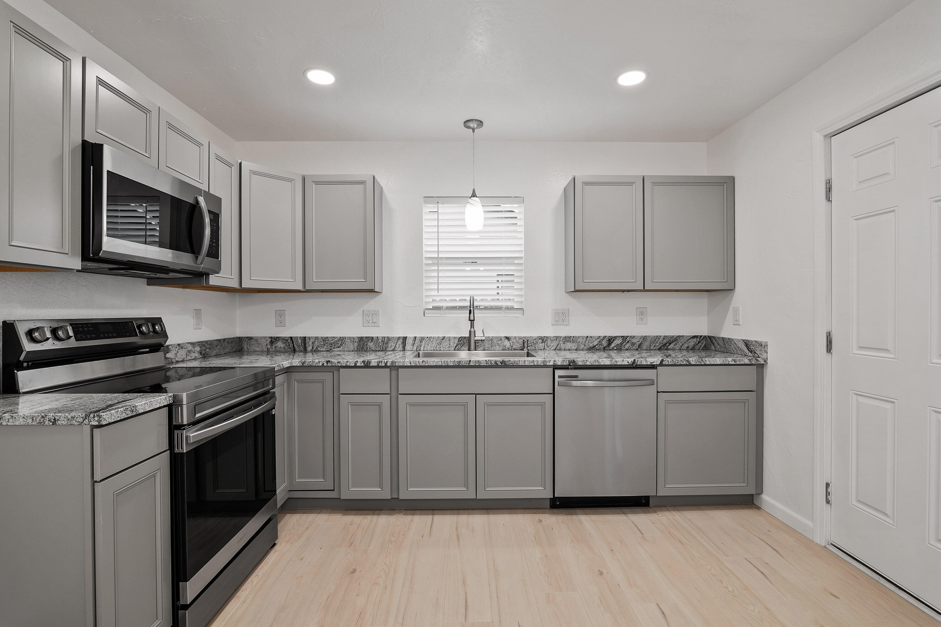 522 South 4th Street Central Point, OR 97502 - Photo 12 of 24 522SFourthSt-016