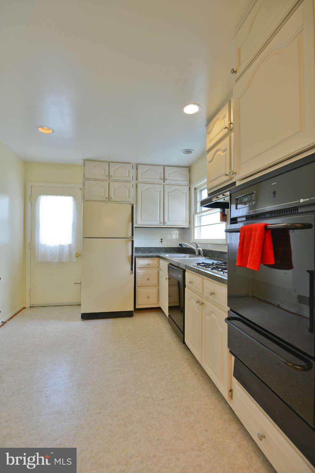 6328 Rockwell Road Burke, VA 22015 - Photo 13 of 30 Kitchen