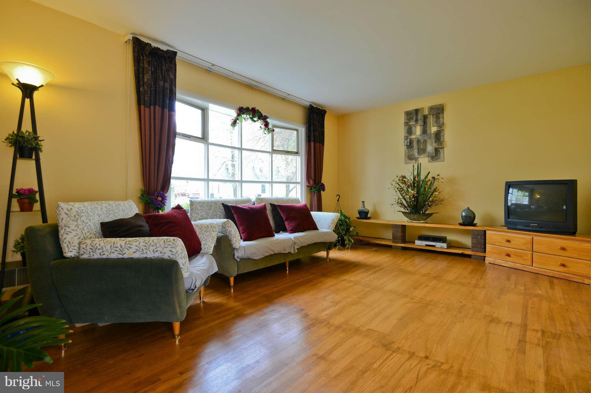 6328 Rockwell Road Burke, VA 22015 - Photo 21 of 30 Living Room