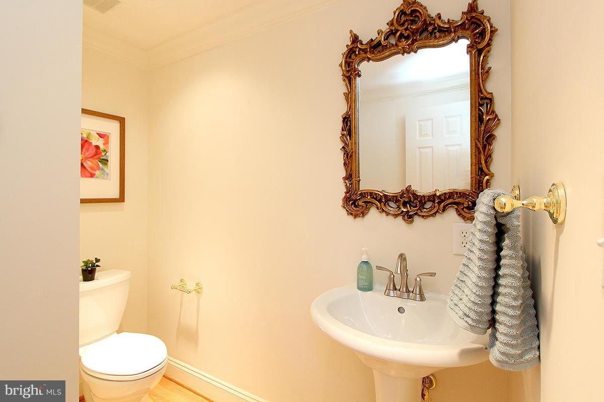 6911 Rannoch Road Bethesda, MD 20817 - Photo 3 of 29 Bath