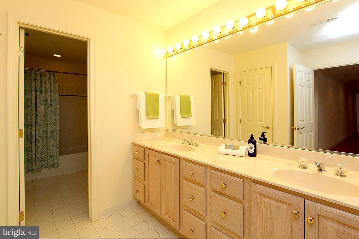 6911 Rannoch Road Bethesda, MD 20817 - Photo 22 of 29 Bath