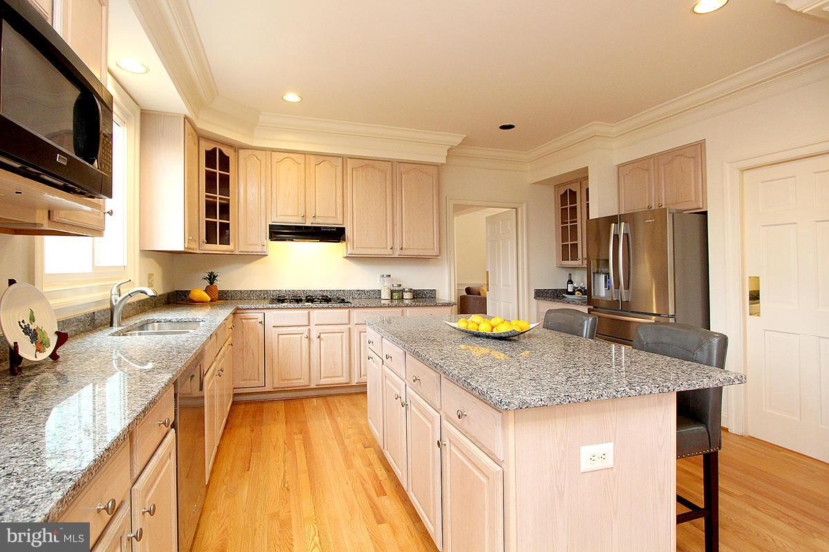 6911 Rannoch Road Bethesda, MD 20817 - Photo 9 of 29 Kitchen