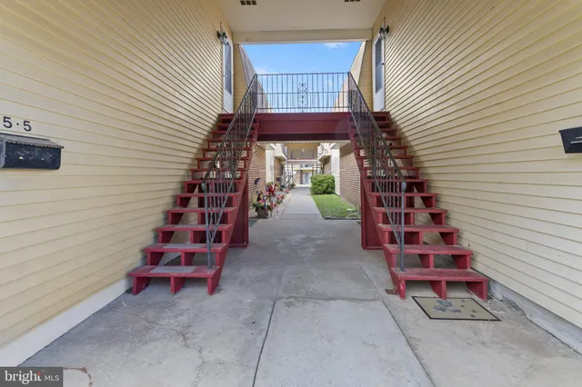 a view of entryway with a house