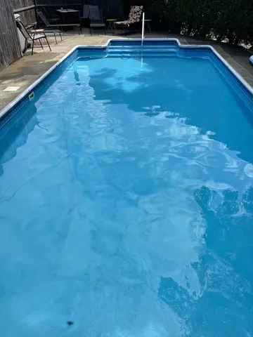 a view of a backyard