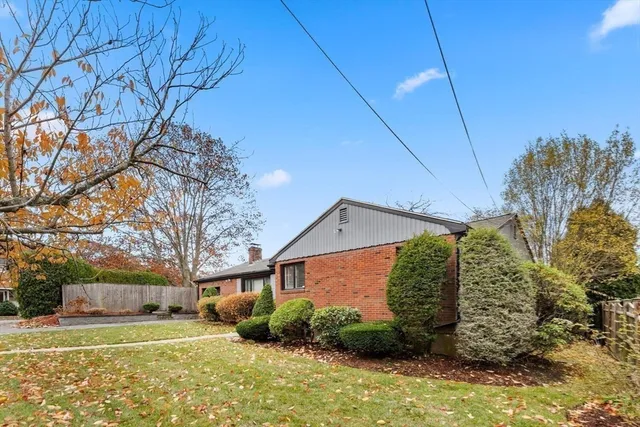 a view of a yard in front of house