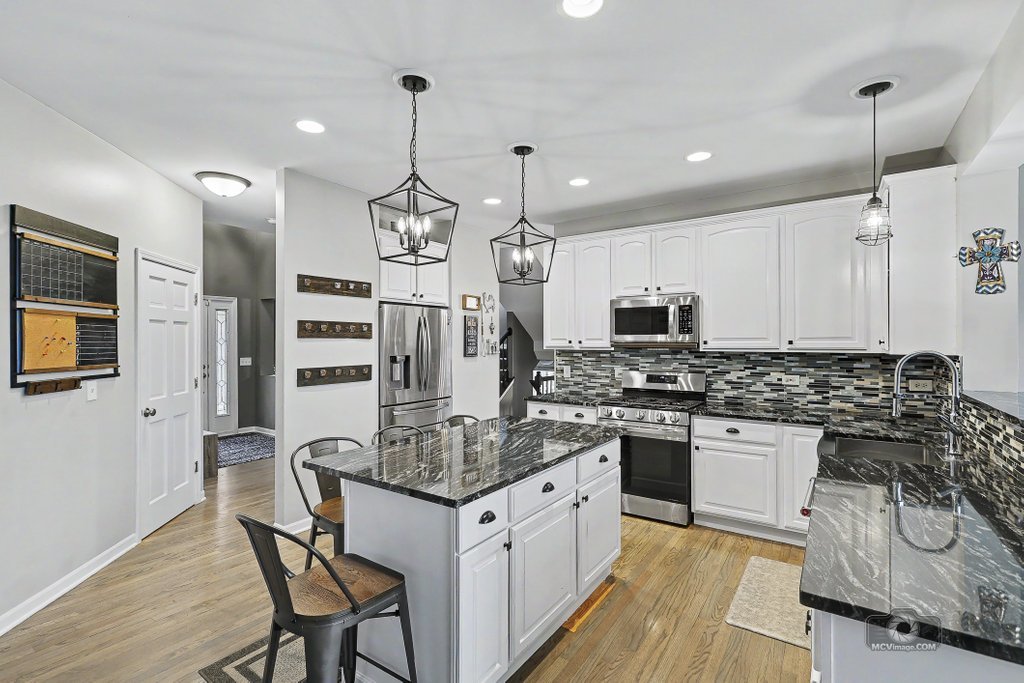 437 Raintree Drive Oswego, IL 60543 - Photo 4 of 49 Gallery Image 4