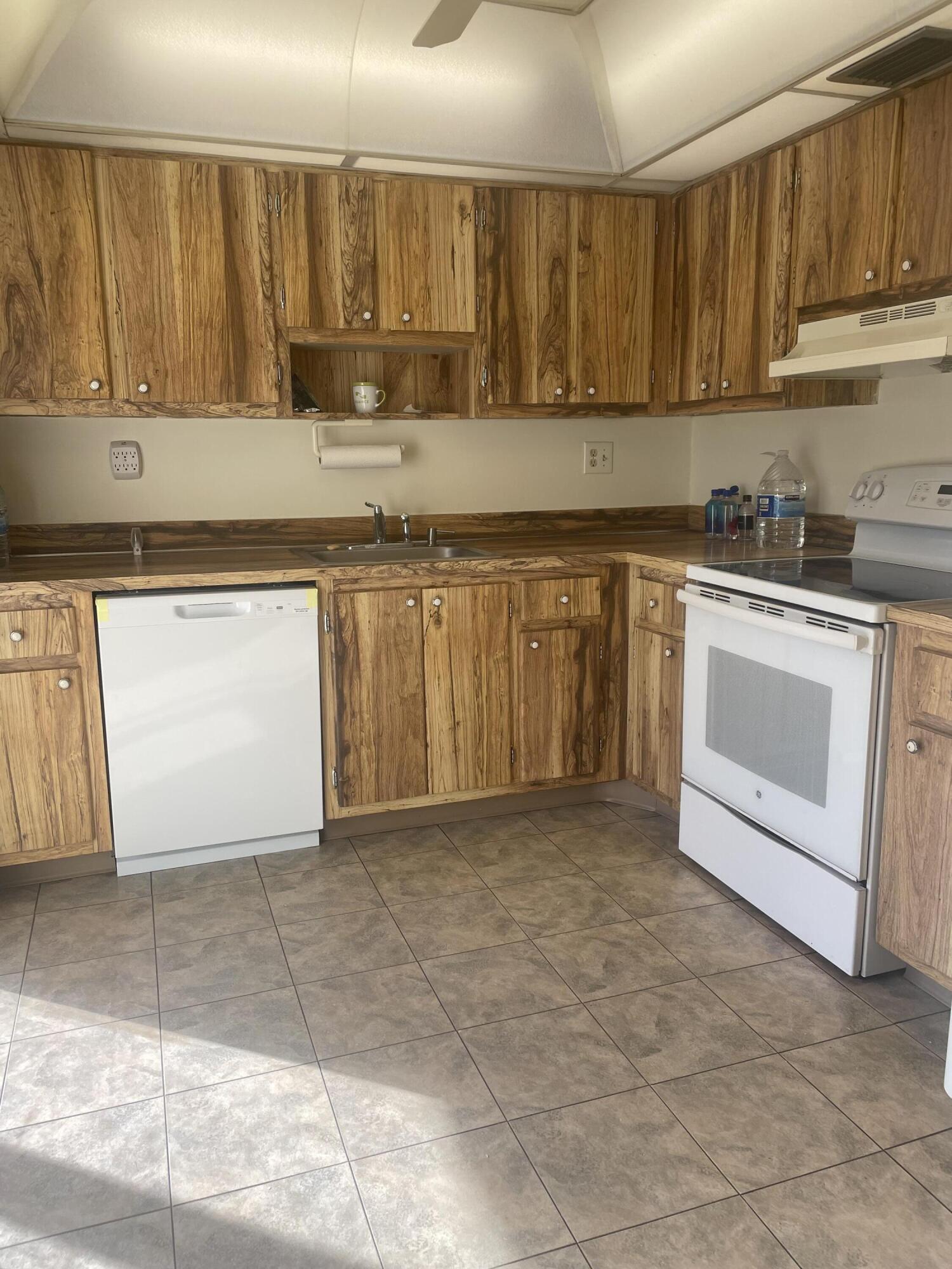 83 Capri B, Unit B Delray Beach, FL 33484 - Photo 4 of 28 IMG_5953