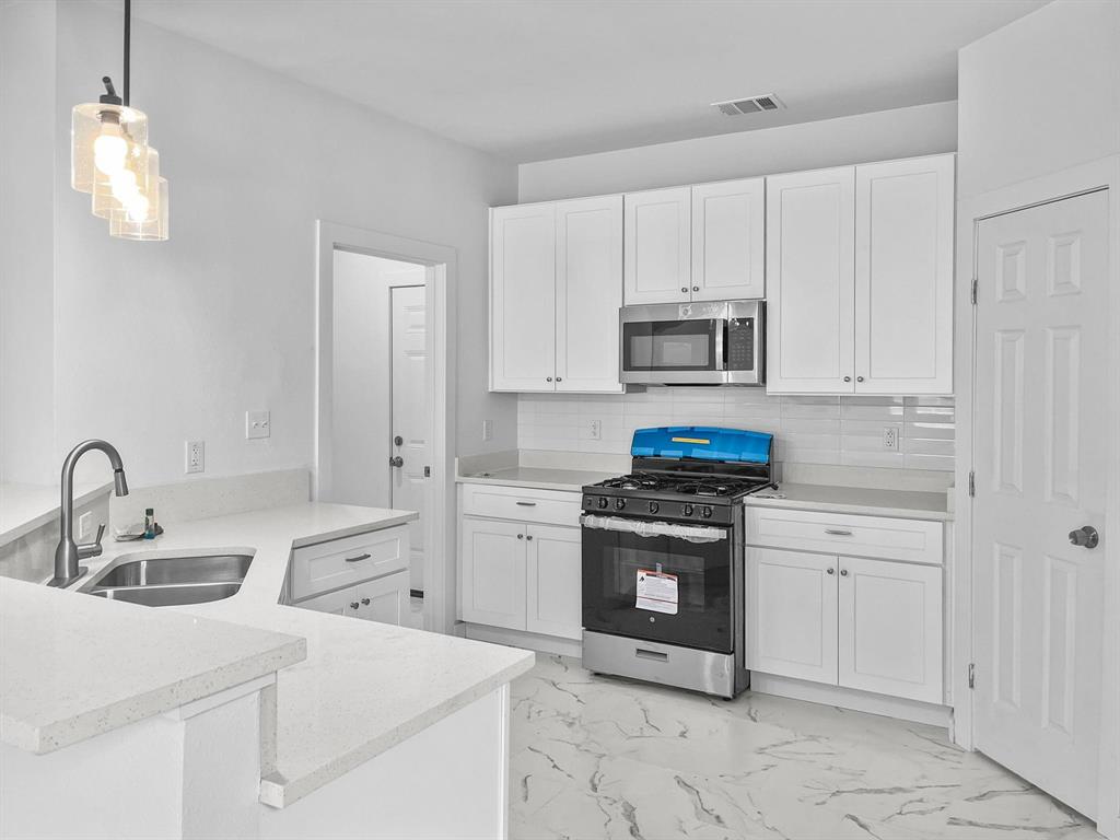 2720 Rochelle Point Irving, TX 75062 - Photo 7 of 21