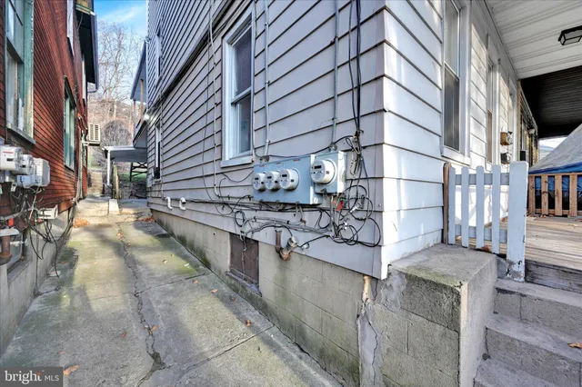 a view of an buildings with entryway