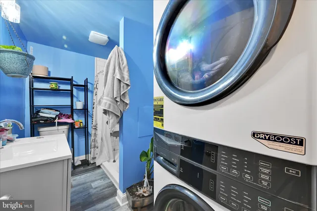 a view of a livingroom with washer and dryer