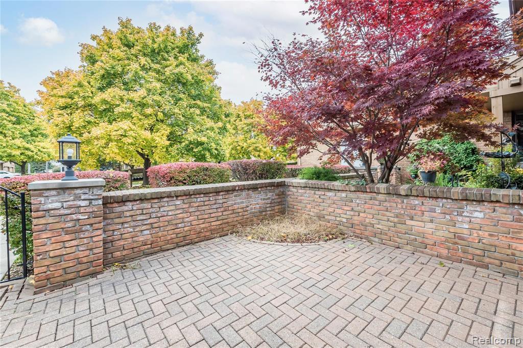 2199 London Bridge Drive Rochester Hills, MI 48307 - Photo 2 of 18