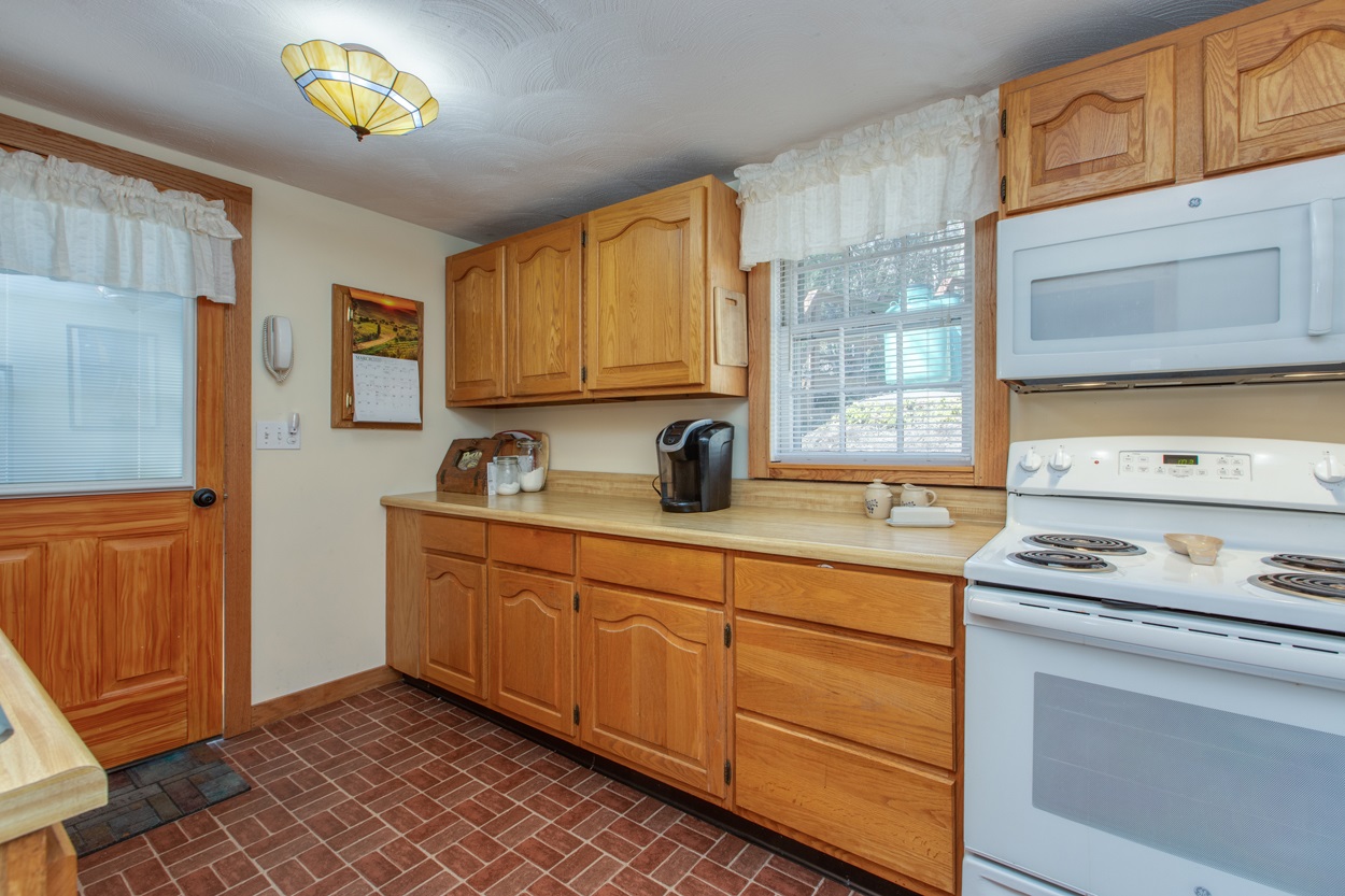 8 Bell Road Windham, NH 03087 - Photo 4 of 40