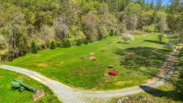 a view of an outdoor space
