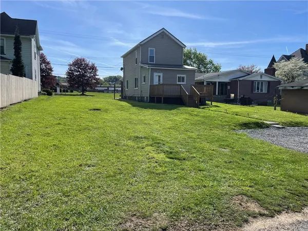 a view of a house with backyard and garden