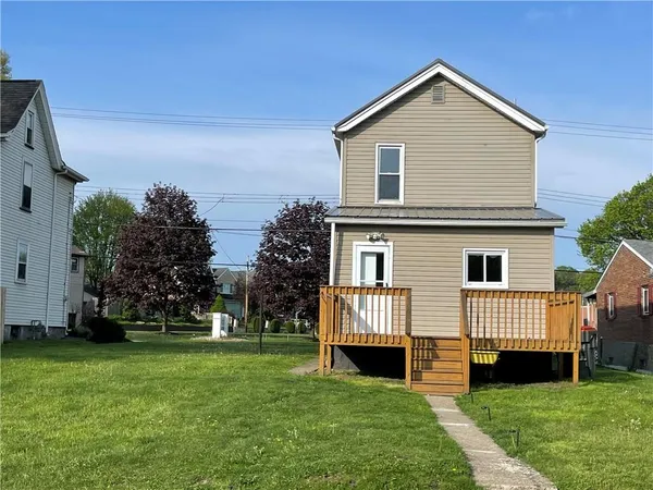a view of front of house with a yard