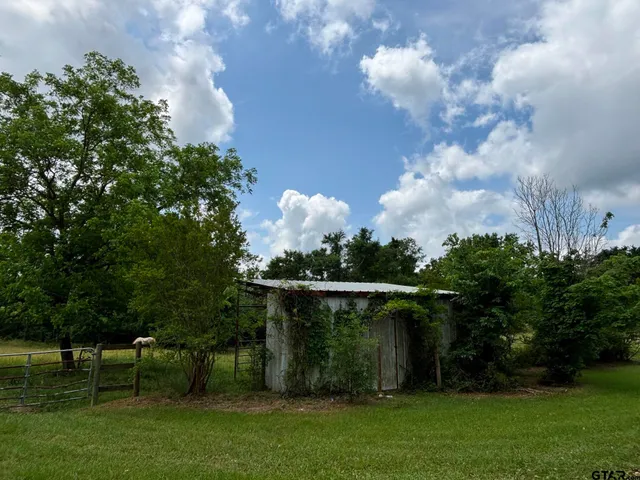 a view of a house with backyard