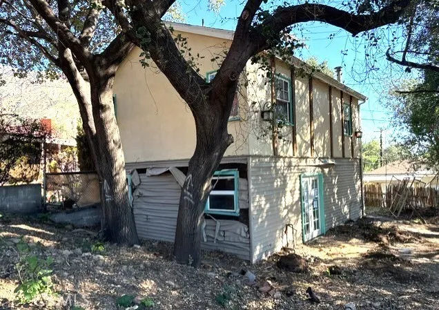 a view of a yard with a tree