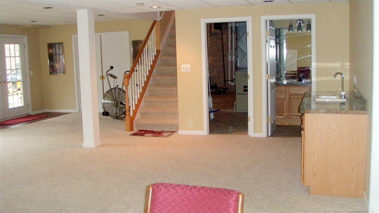 2181 Clinton View Circle Rochester Hills, MI 48309 - Photo 23 of 33