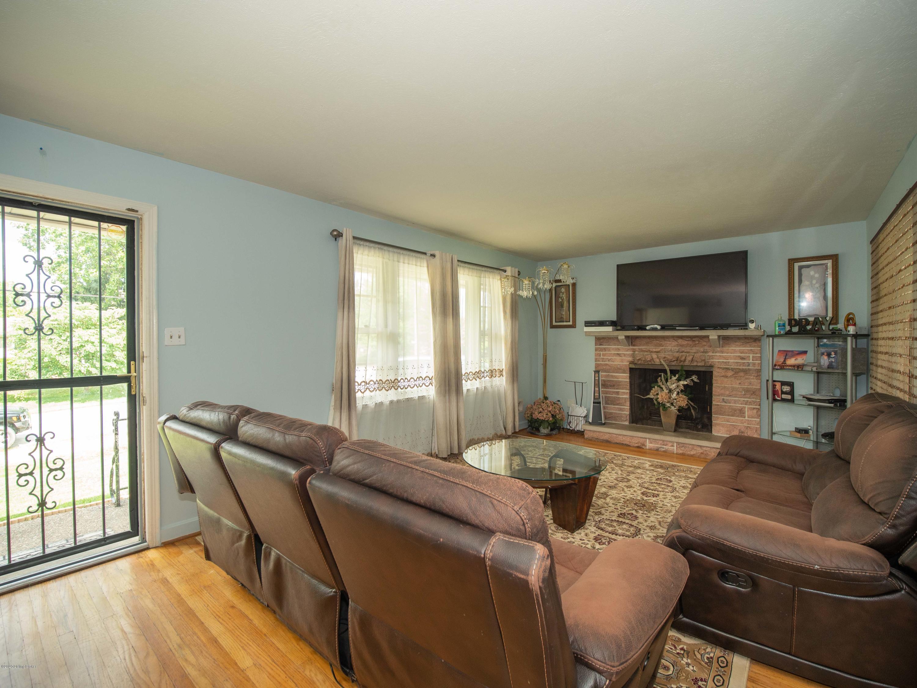 6803 Fernhaven Road Louisville, KY 40228 - Photo 4 of 50 6303 Fernhaven Road (34 of 72)