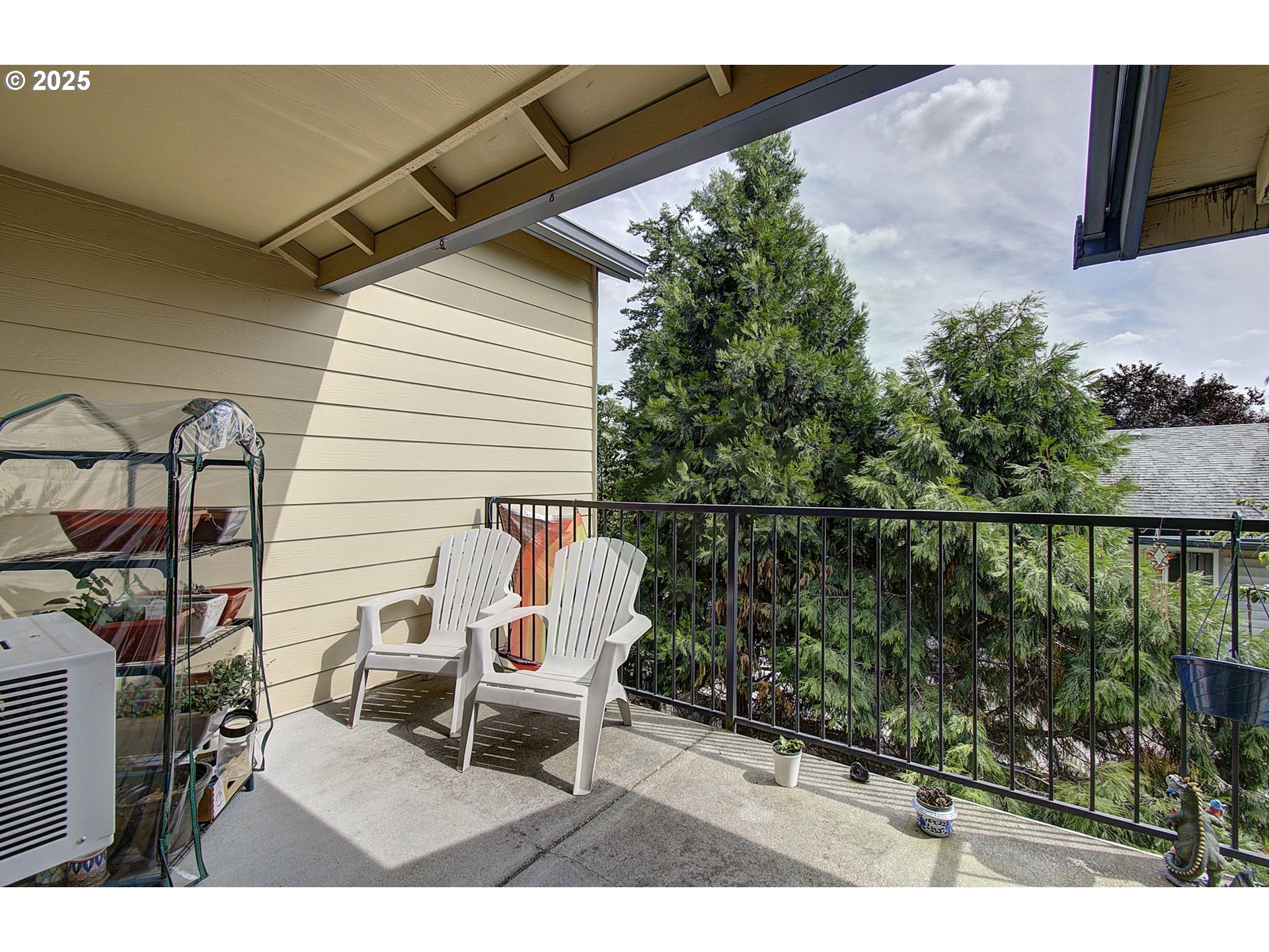 275 Southeast 162nd Avenue Portland, OR 97233 - Photo 17 of 22 a balcony with table and chairs