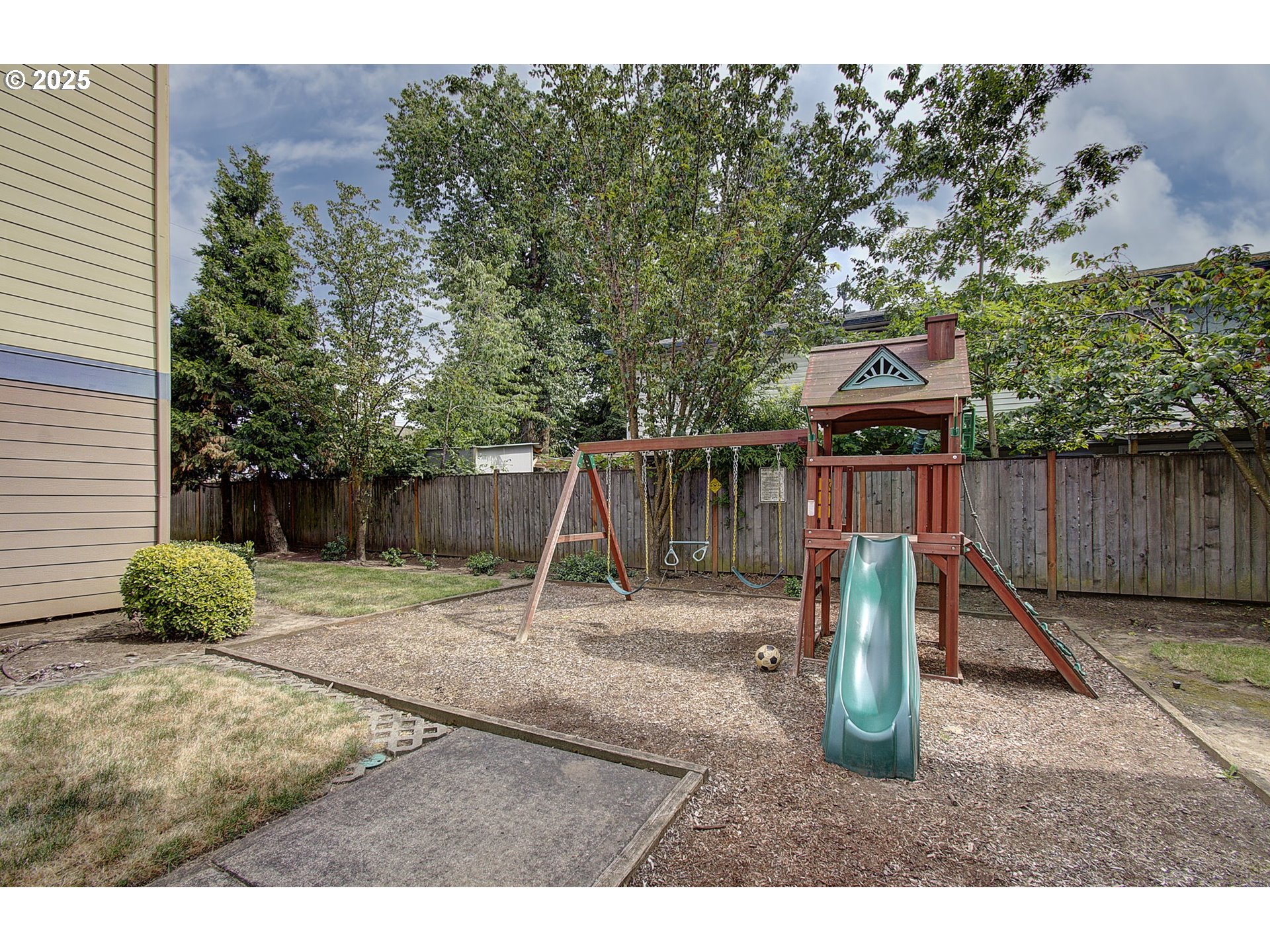 275 Southeast 162nd Avenue Portland, OR 97233 - Photo 20 of 22 a backyard of a house with lots of green space