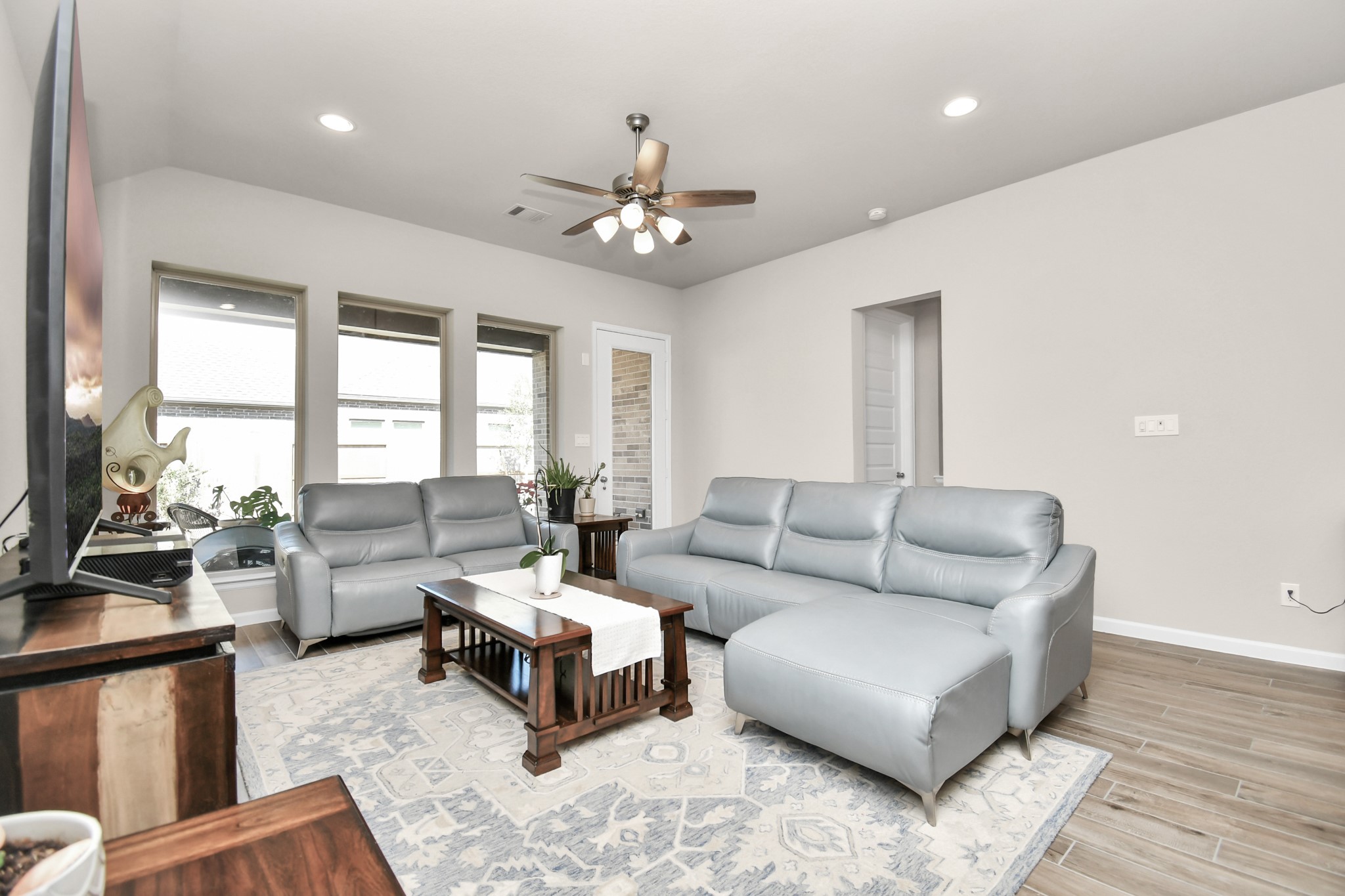 5043 Morrison Drive Manvel, TX 77578 - Photo 4 of 49 Open and spacious living area