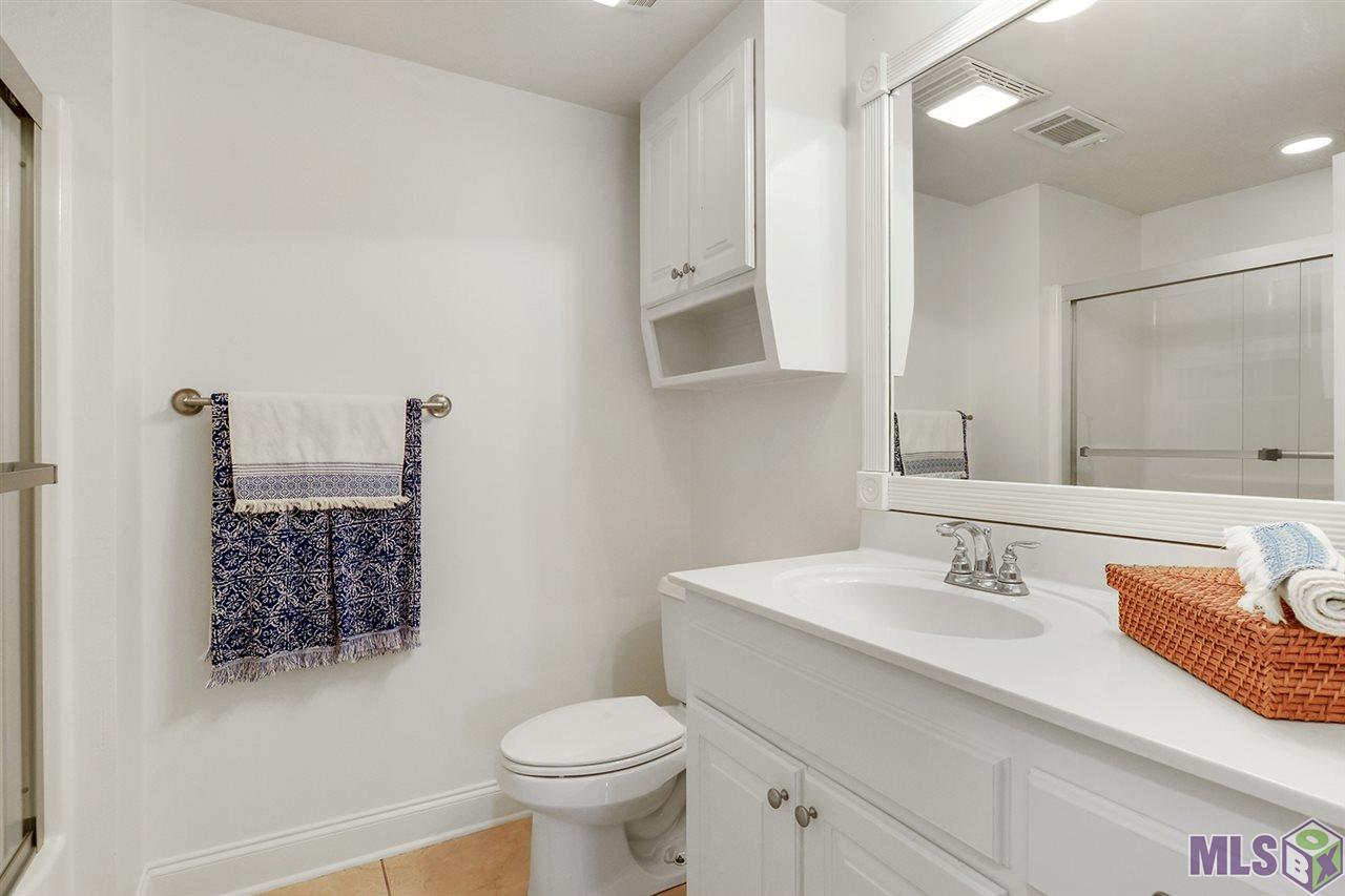 3738 Woodland Ridge Boulevard Baton Rouge, LA 70816 - Photo 13 of 16 Guest bedroom private bathroom.