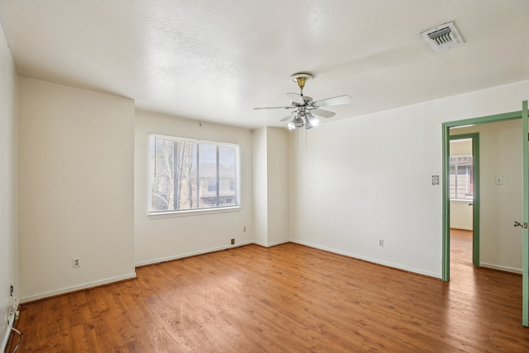 8379 La Roche Lane Houston, TX 77036 - Photo 15 of 28 Primary bedroom