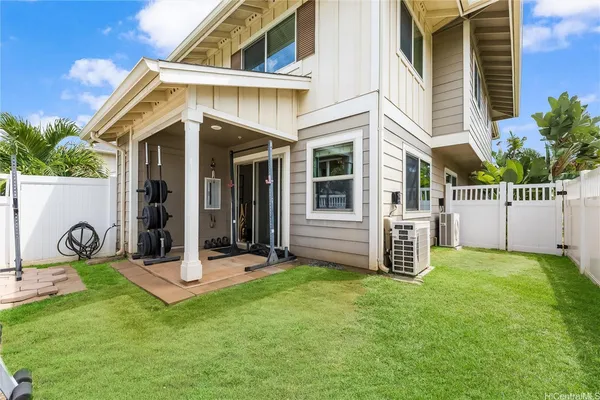 a view of a house with backyard