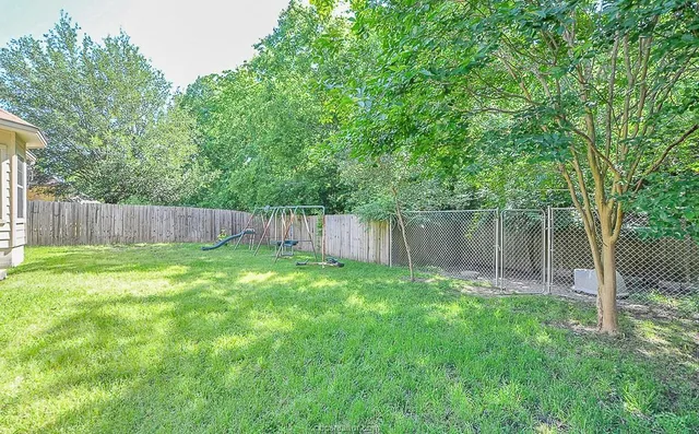 a view of a back yard