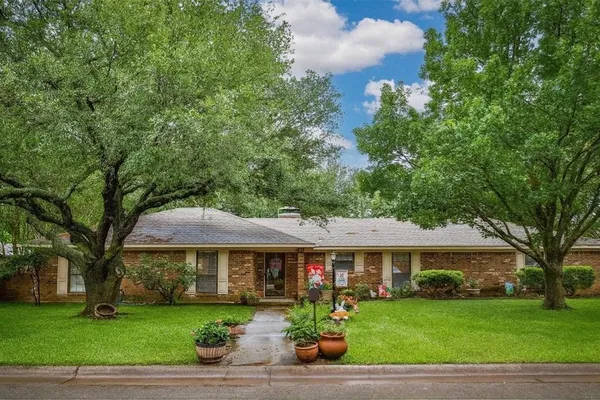 $2,000 | 2002 Everglade Drive, Gainesville, TX 76240