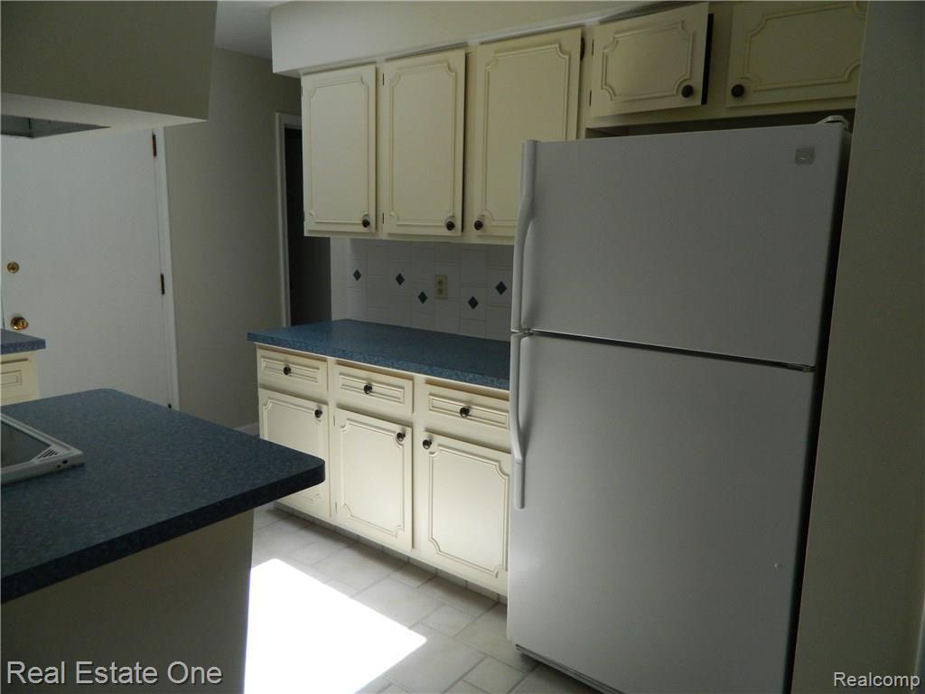 1076 Torpey Road Troy, MI 48083 - Photo 7 of 21 KITCHEN - APPLIANCES STAY