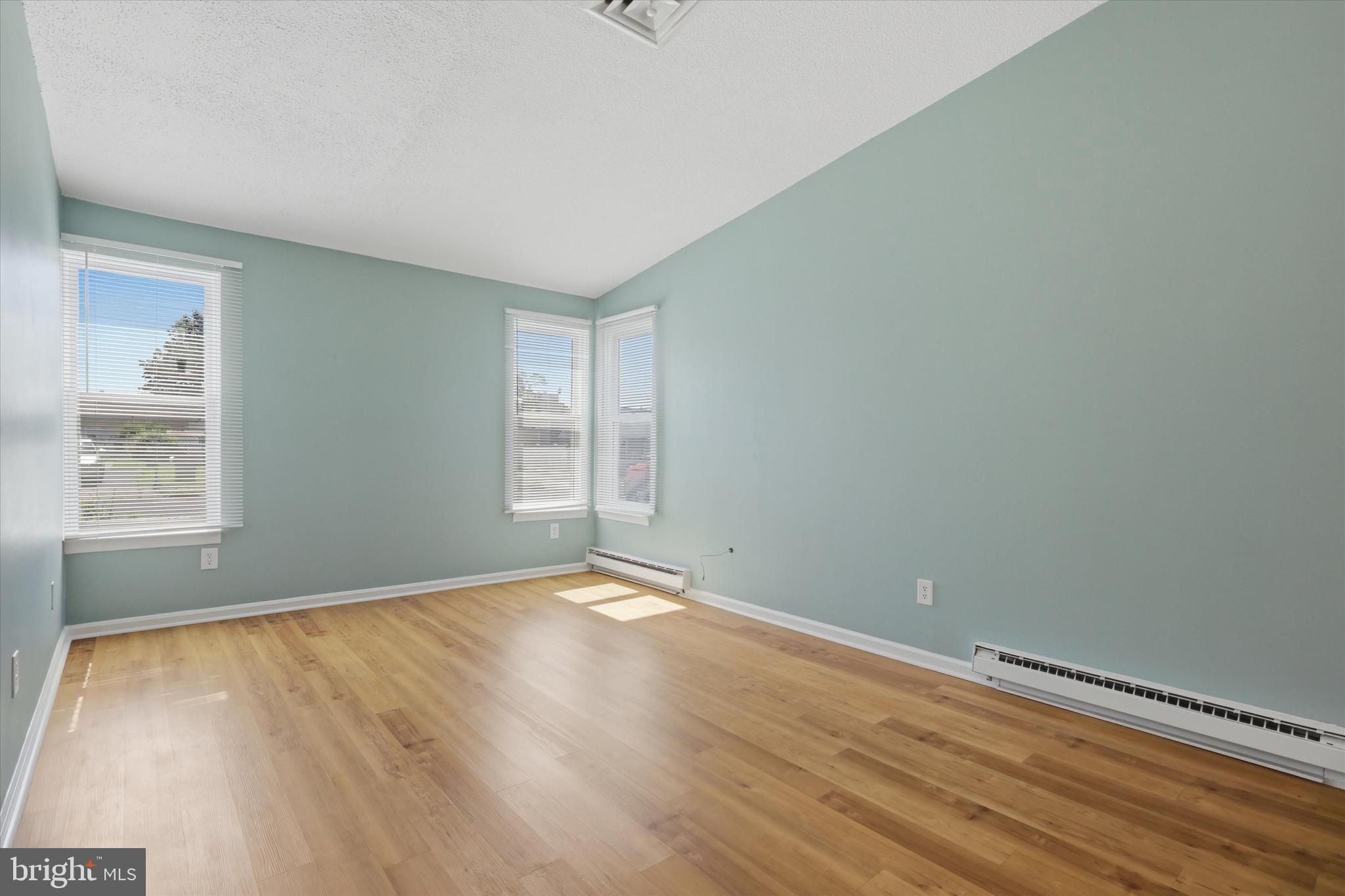 819 Chadwick Circle Frederick, MD 21701 - Photo 5 of 21 Bright and vaulted ceiling in the living room