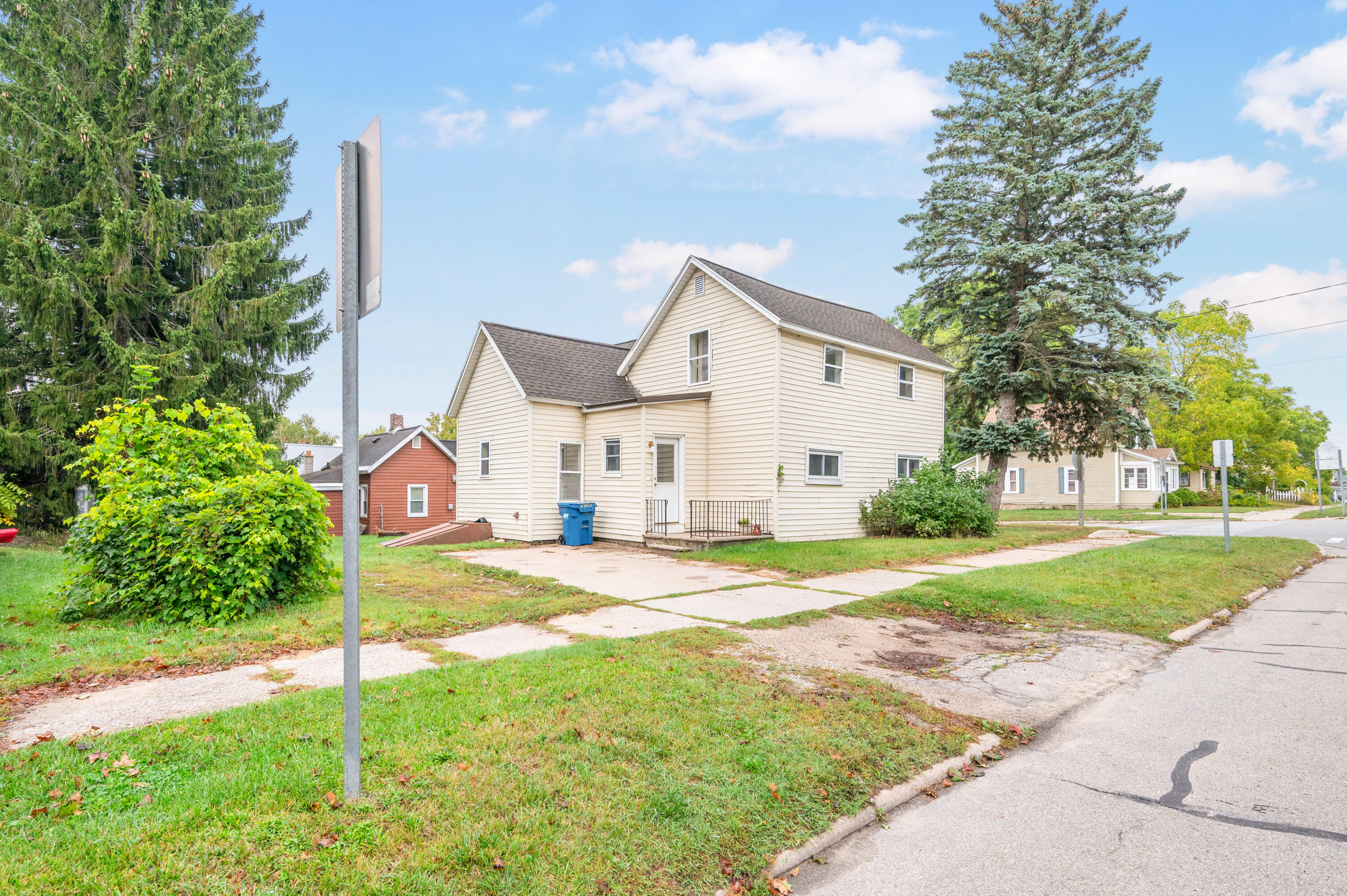 1024 Laurel Street Cadillac, MI 49601 - Photo 2 of 28 1024-LaurelSt-Cadillac-30