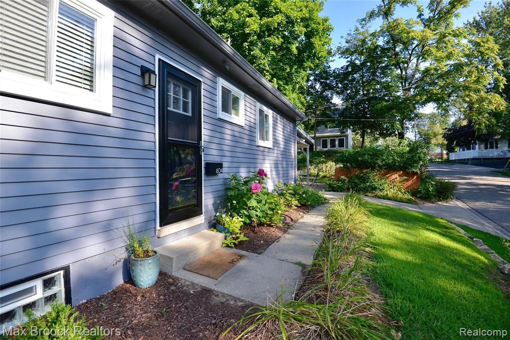 604 Renshaw Street Rochester, MI 48307 - Photo 2 of 23