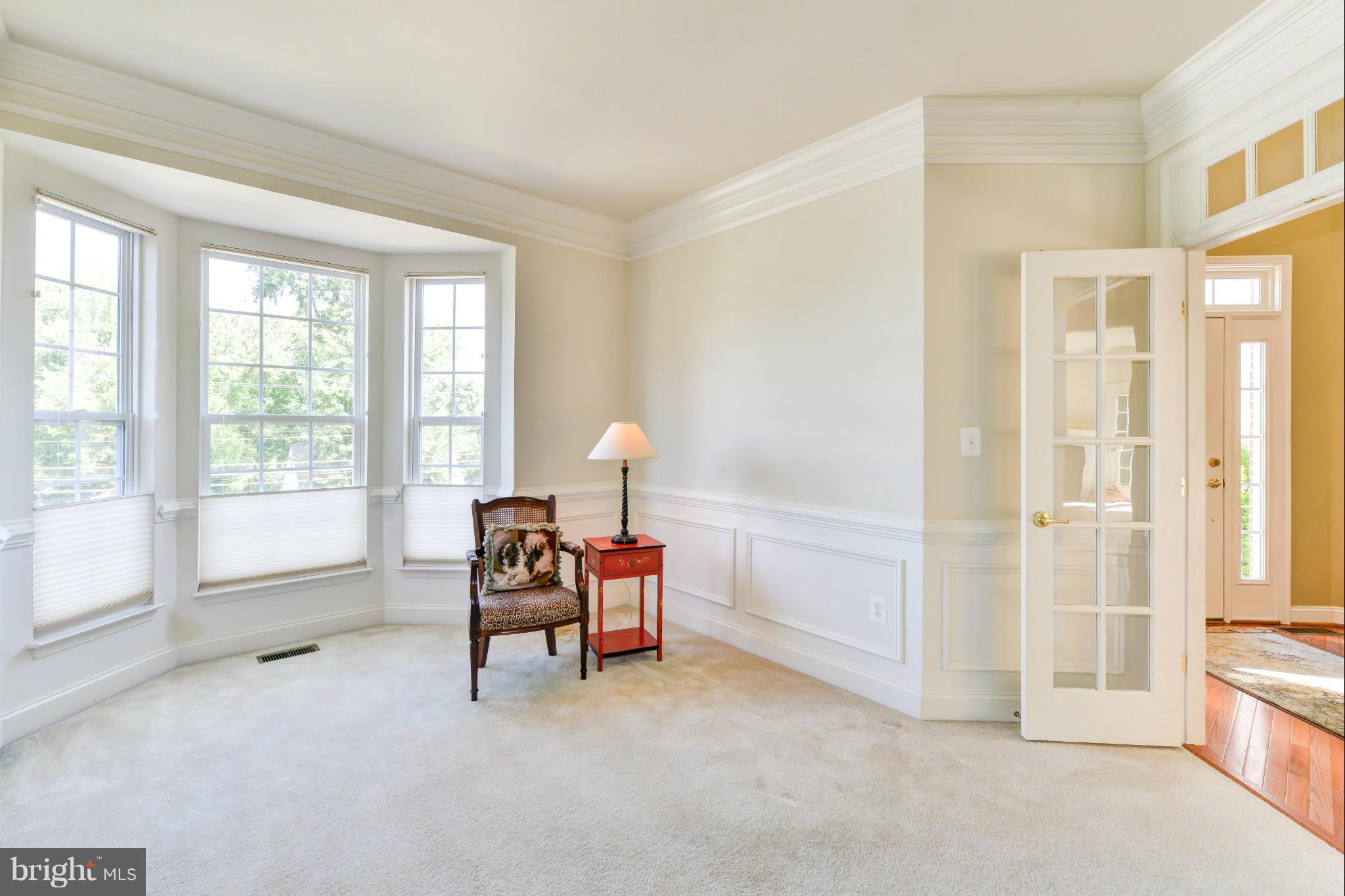 3421 Burgundy Road Alexandria, VA 22303 - Photo 4 of 30 Living Room