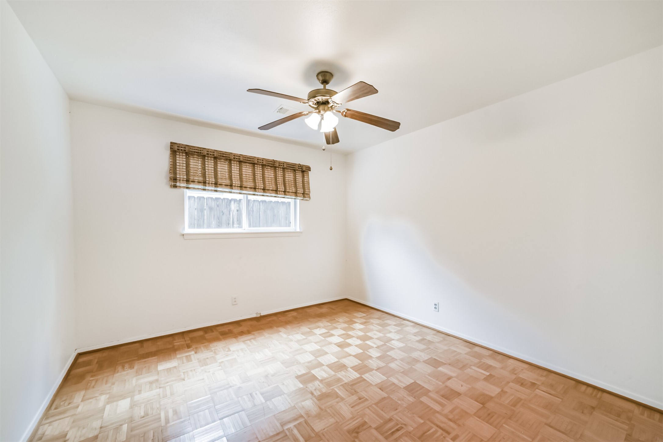 7510 Romney Road Houston, TX 77036 - Photo 14 of 32 Front secondary bedroom