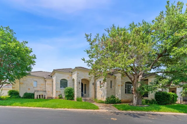 $599,990 | 18 Tourney Lane, The Hills, TX 78738