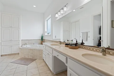 $599,990 | 18 Tourney Lane, The Hills, TX 78738