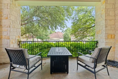$599,990 | 18 Tourney Lane, The Hills, TX 78738