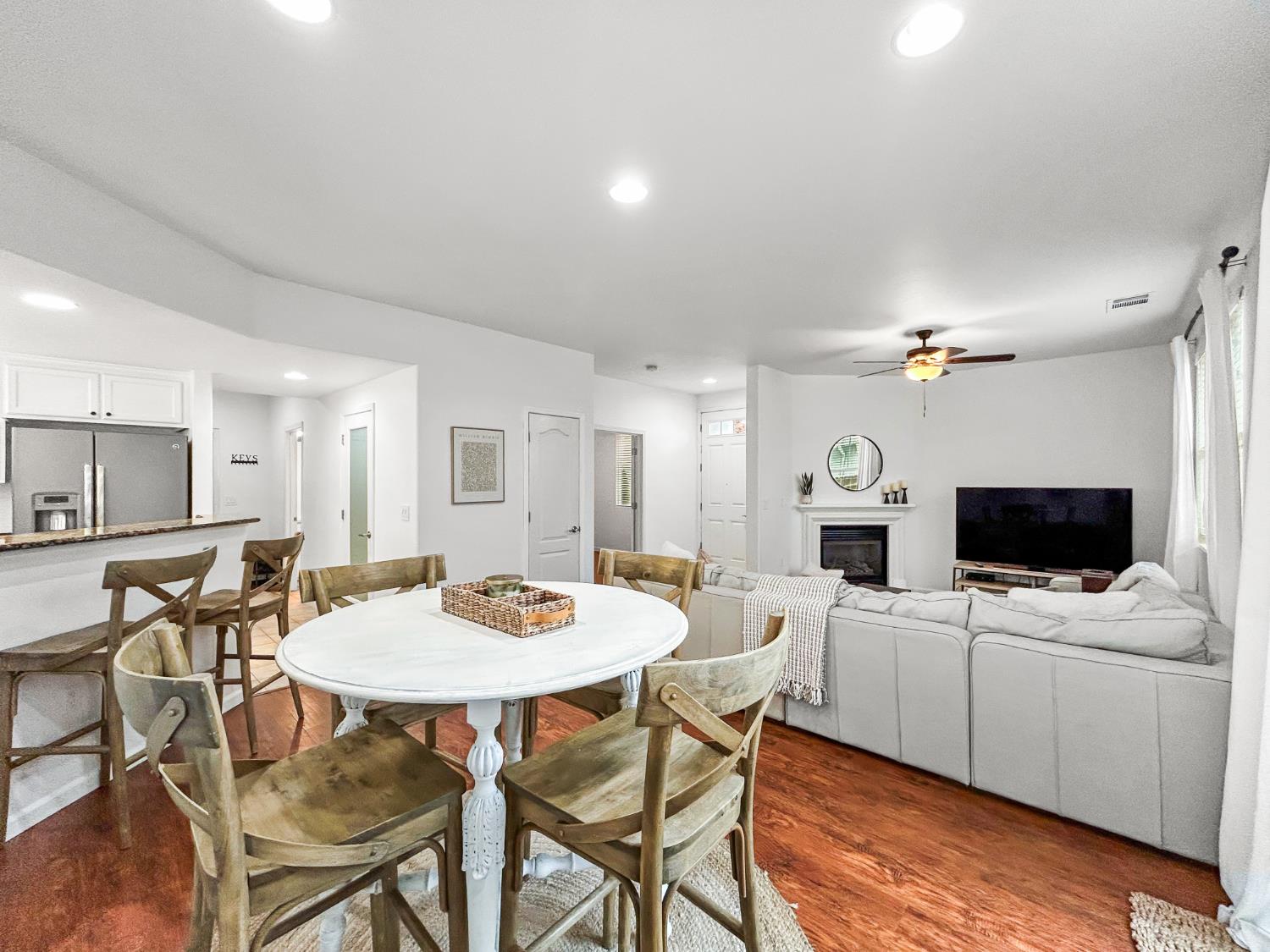 365 Raphael Lane Clovis, CA 93611 - Photo 5 of 35