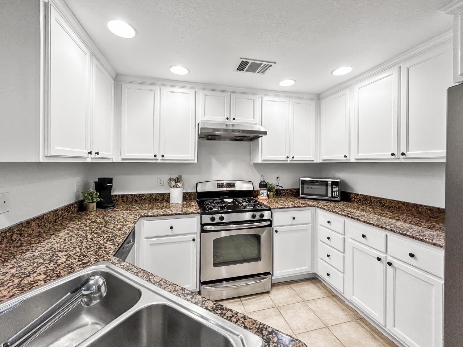 365 Raphael Lane Clovis, CA 93611 - Photo 7 of 35