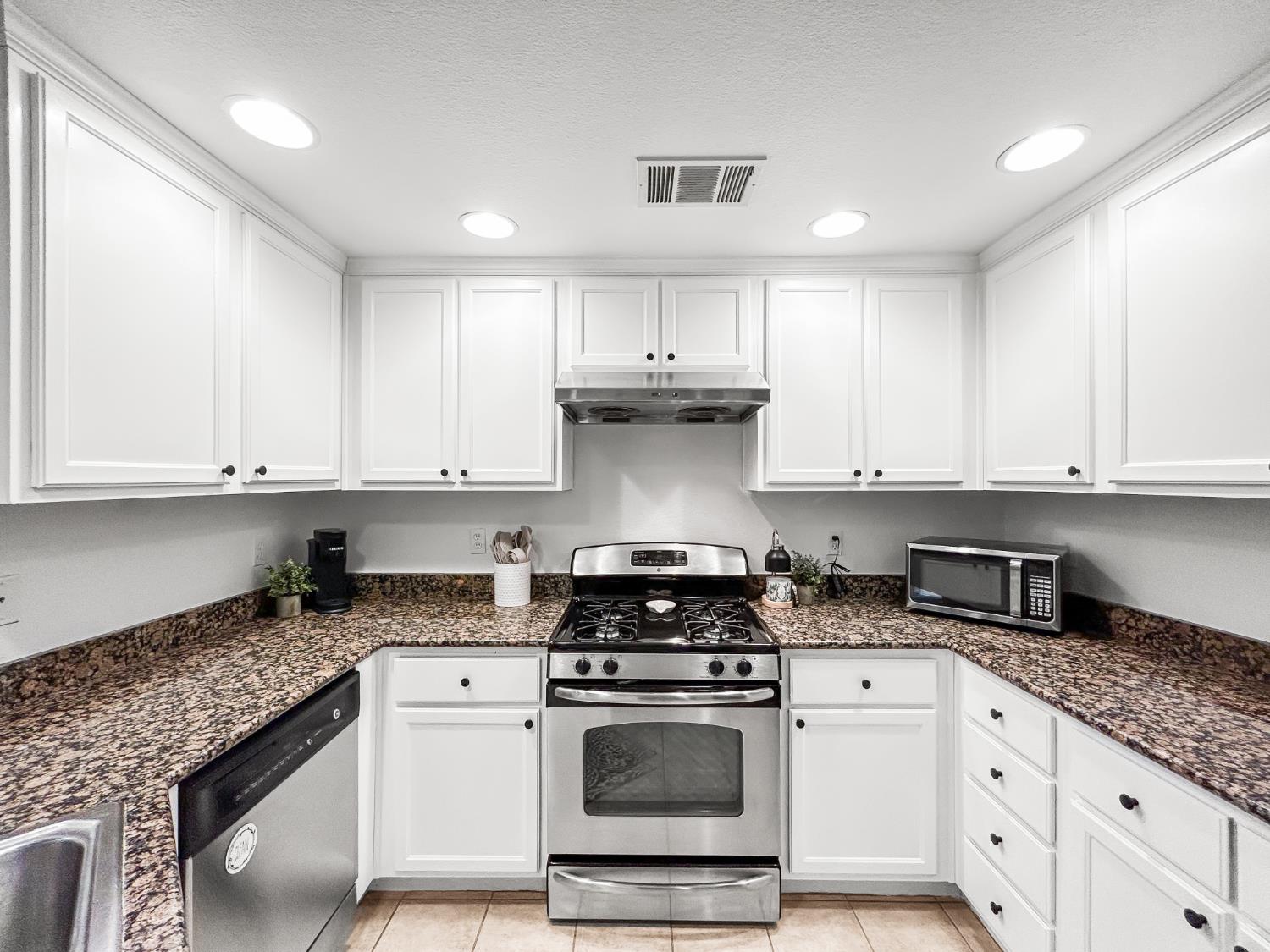 365 Raphael Lane Clovis, CA 93611 - Photo 9 of 35