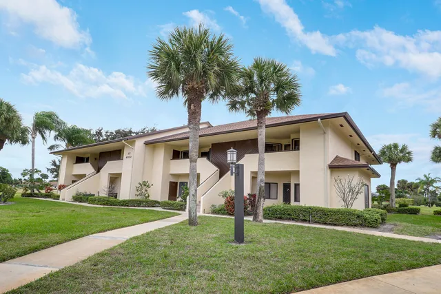 $214,900 | 6333 Southeast Williamsburg Drive, Unit 204, Hobe Sound, FL 33455