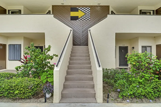 $214,900 | 6333 Southeast Williamsburg Drive, Unit 204, Hobe Sound, FL 33455