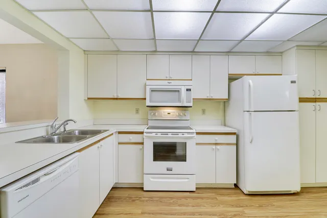 $214,900 | 6333 Southeast Williamsburg Drive, Unit 204, Hobe Sound, FL 33455