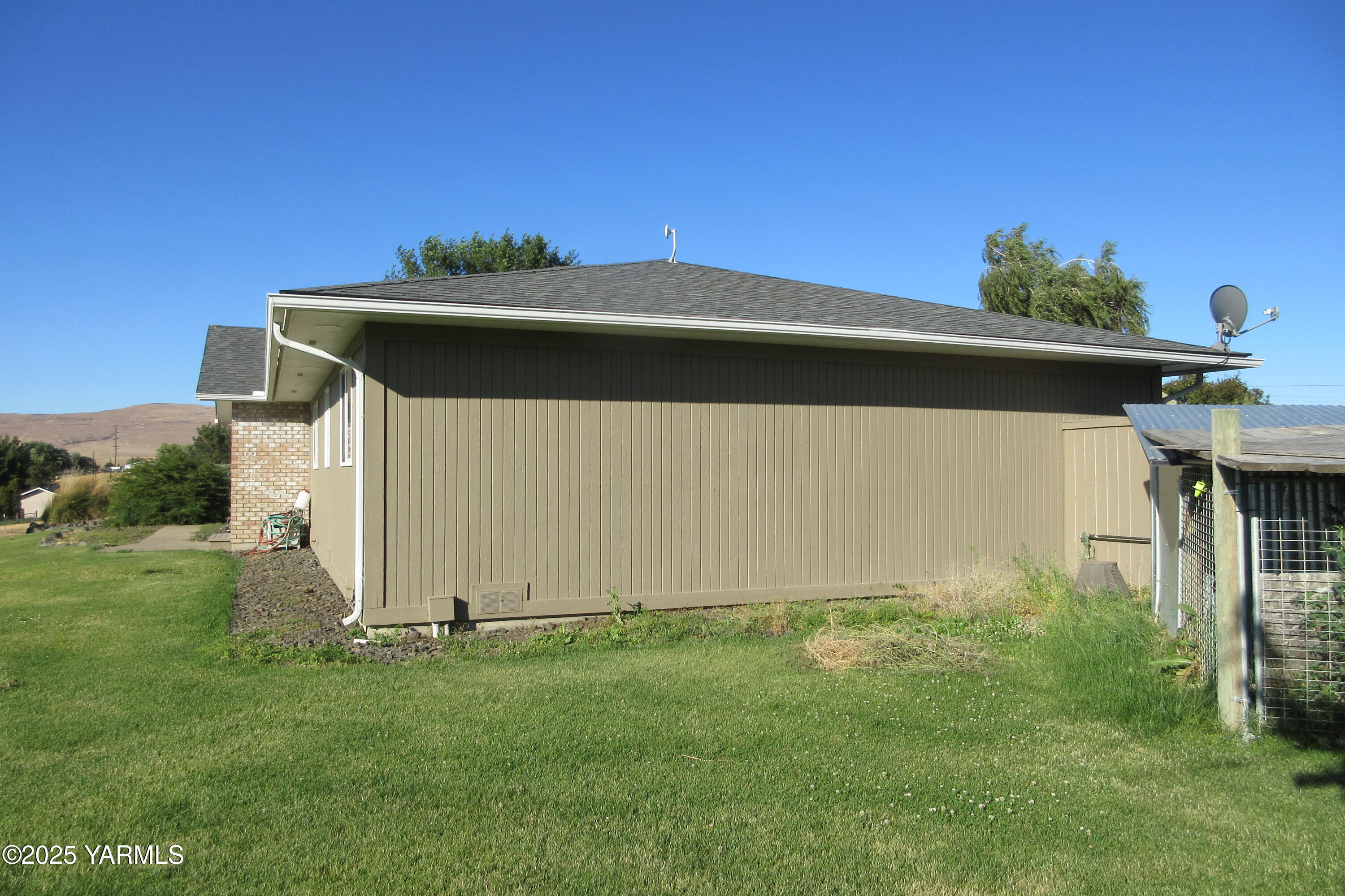 80 Hickory Lane Selah, WA 98942 - Photo 4 of 24 a view of a wooden door with a yard