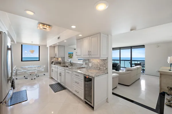 $4,000 | 5380 North Ocean Drive, Unit 19E, Singer Island, FL 33404