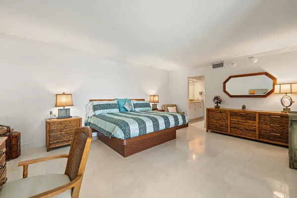 $4,000 | 5380 North Ocean Drive, Unit 19E, Singer Island, FL 33404